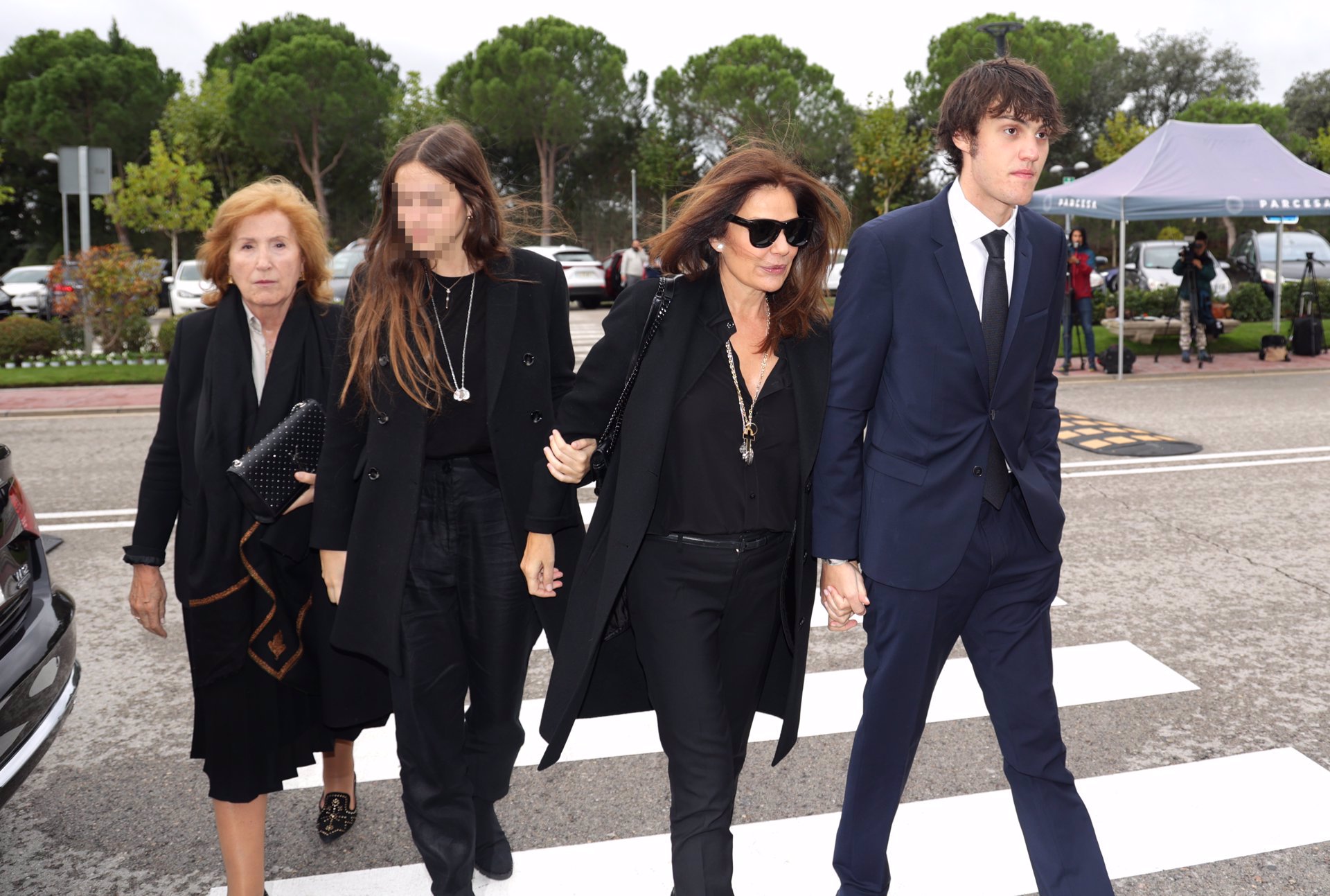 Nuria González, llegando con sus hijos y su madre al tanatorio de La Paz