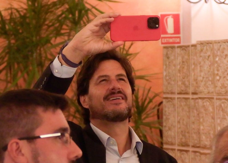 El empresario, grabando orgulloso el discurso de Susanna