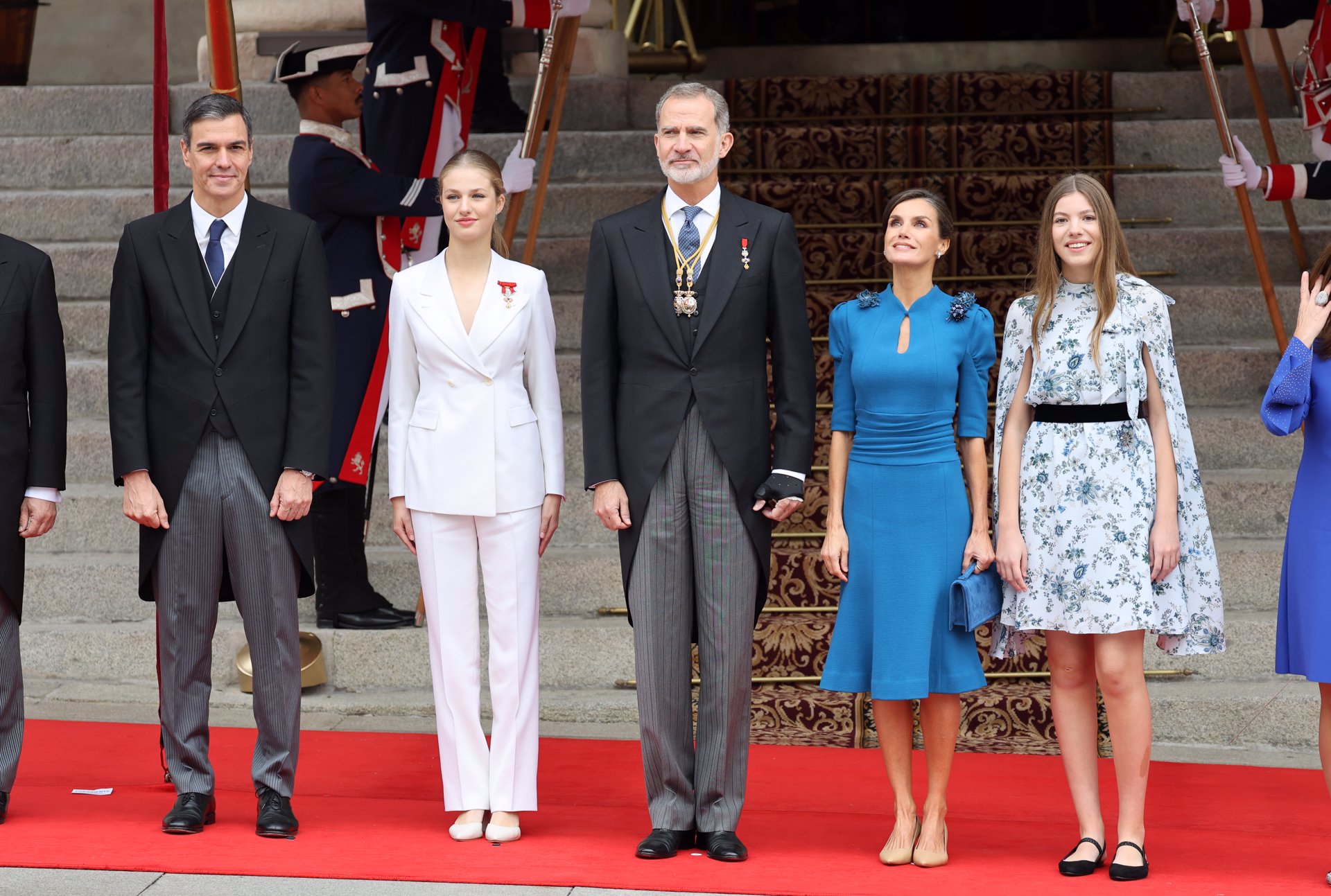 La Familia Real, antes de acceder al Congreso por la puerta de los Leones