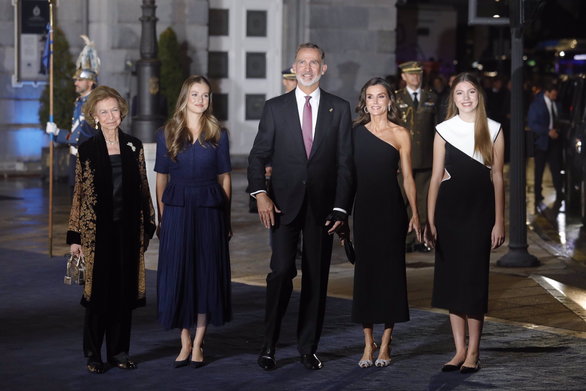 Los Reyes, la Princesa Leonor y la Infanta Sofía con la Reina Sofía en los últimos premios Princesa de Asturias