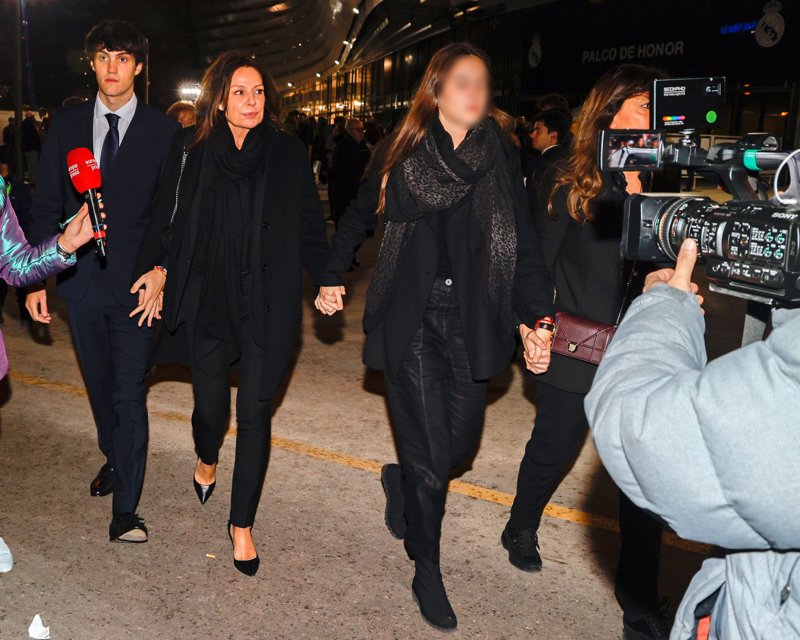 Nuria González abandonando el Santiago Bernabéu con sus hijos