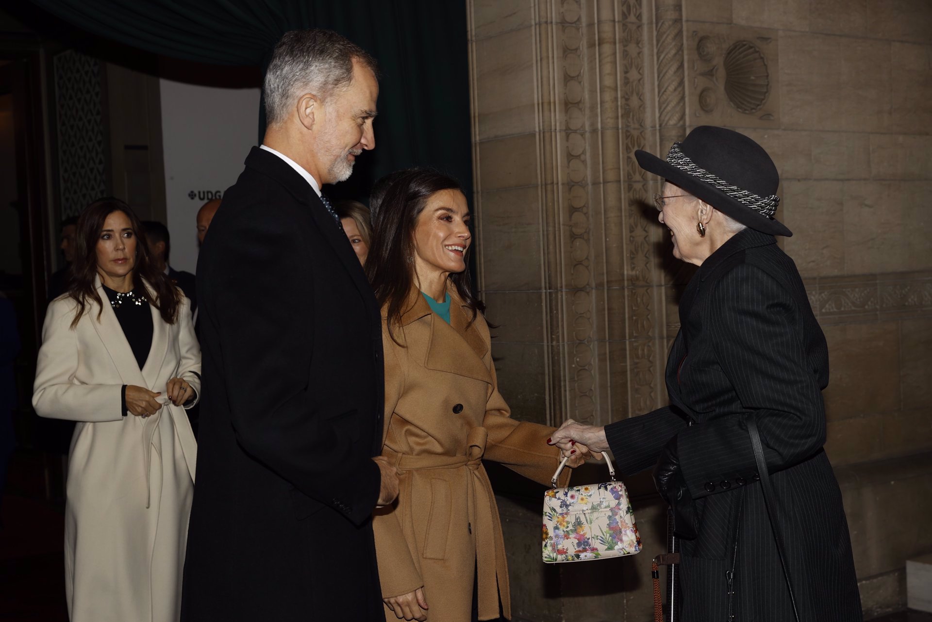 Los Reyes saludando a la Reina Margarita de Dinamarca