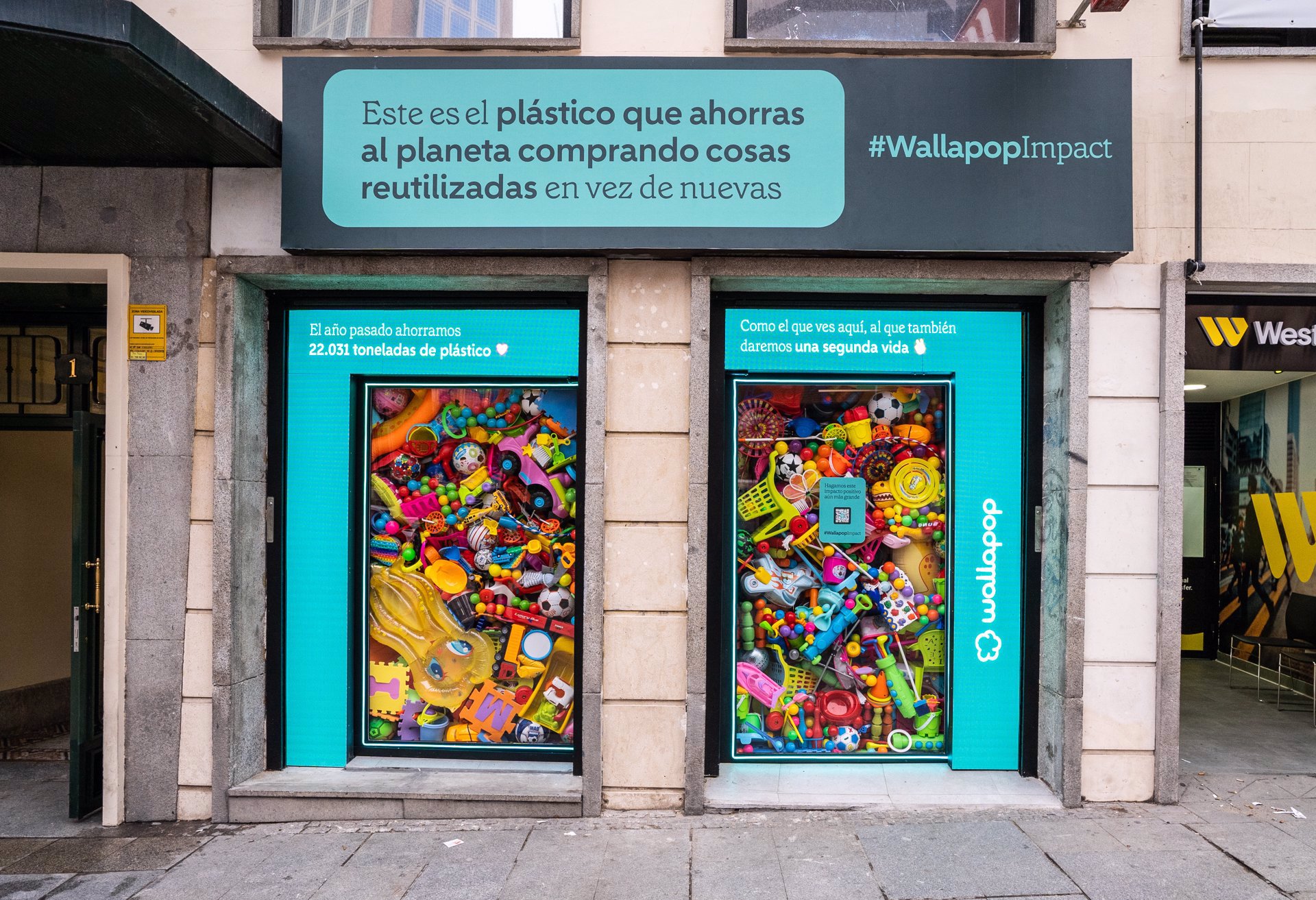 Escaparate con productos reutilizados que Wallapop ha montado en la Plaza de Callao en Madrid