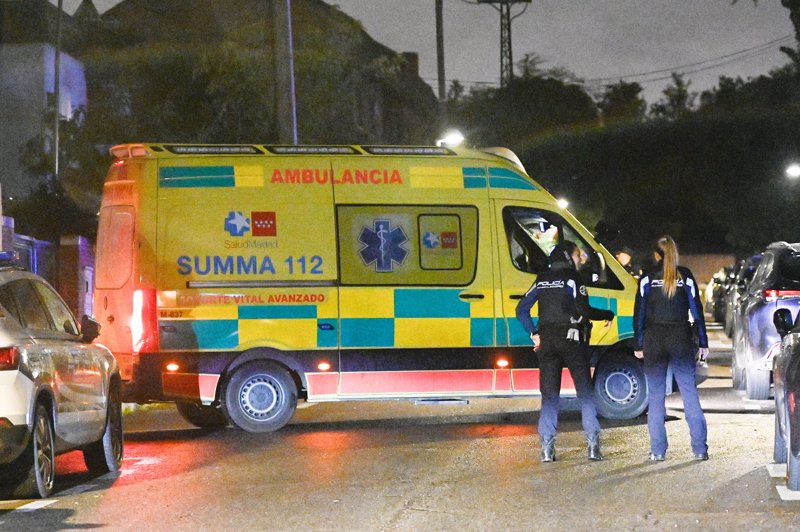 Cándido Conde-Pumpido, evacuado por la Policía en ambulancia