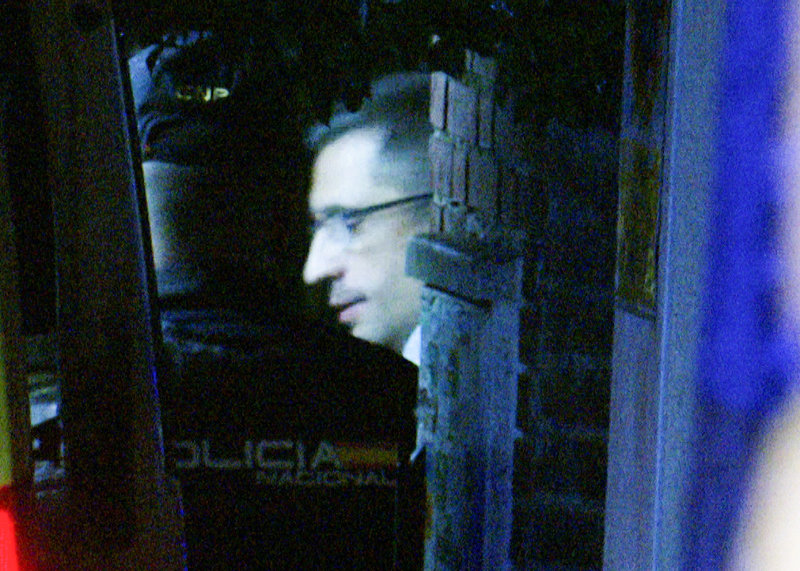 Cándido, entrando por su propio pie en la ambulancia