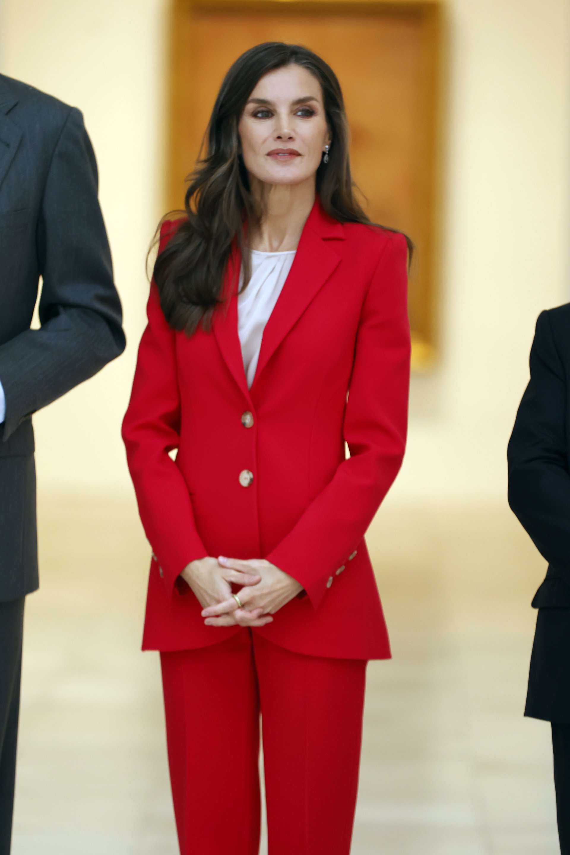 La Reina, radiante con un traje work rojo