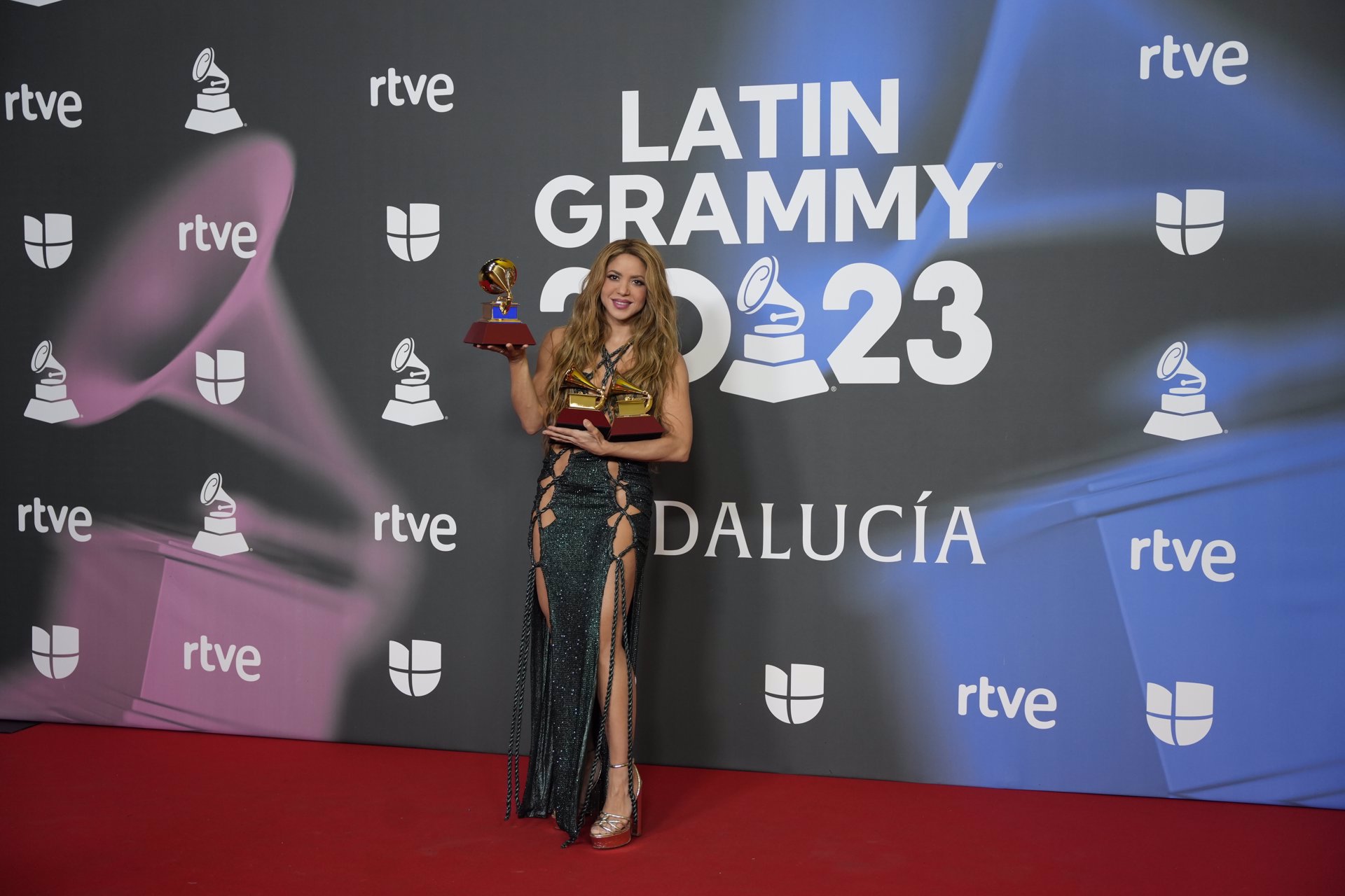 La cantante, posando con sus Grammy Latinos