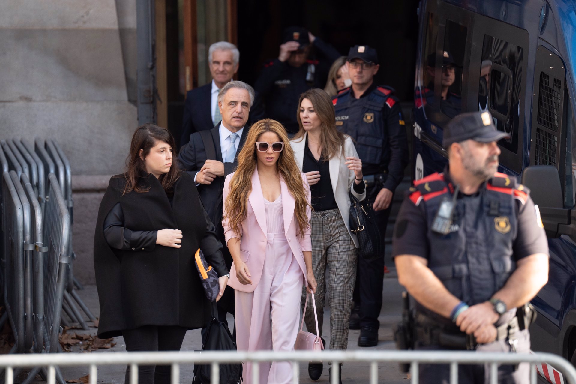 Shakira, abandonando el Palacio de Justicia de Barcelona muy seria