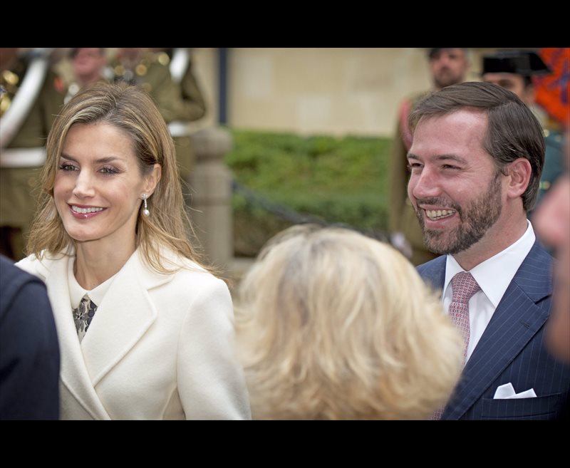 Reina Letizia Tirando De Armario Con Su Abrigo Blanco De La Visita Del