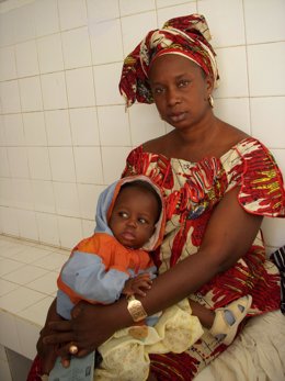 Mujer con su hijo en centro de salud en Senegal