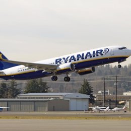 ryanair avion despega pista aterrizaje