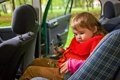 Cómo abrochar correctamente una 'sillita' de retención infantil