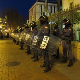 Agentes Antidisturbios Ante El Palacio De Gobierno De La Rioja