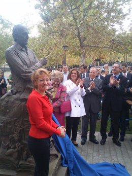 La escultura desvela la estatua junto a Botella, Gallardón y Álvarez del Manzano