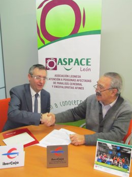 El director de Ibercaja en León junto al presidente de Aspace León