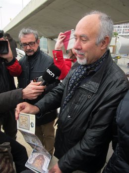 Alcalde de Vallmoll Josep Lluís Cusidó muestra postales de Túnez