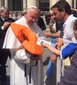  Proactiva Entrega Al Papa El Chaleco De Una Niña Refugiada Que Murió En Lesbos