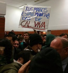 Estudiantes protestan ante la conferencia de Felipe González