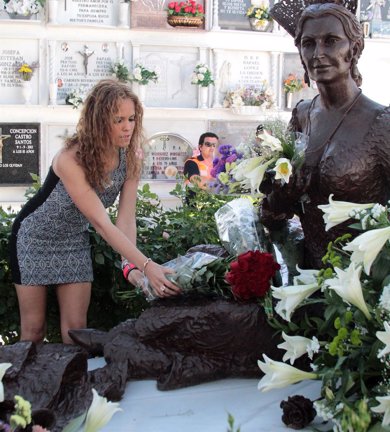 La estatua de Rocío Jurado vandalizada mientras su familia está dividida