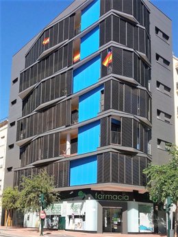 Banderas de España en un edificio de Almería