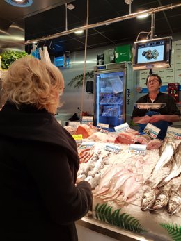 Manuela Carmena en el mercado