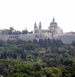 Zonas verdes de Madrid, árboles, jardines, Catedral de la Almudena y Palacio Rea