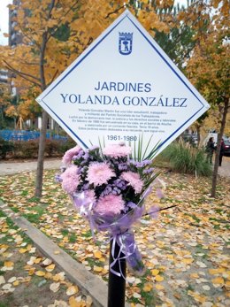 Placa en los Jardines Yolanda González