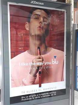 Marquesina de autobús en Madrid con la campaña publicitaria del vapeador 'blu'