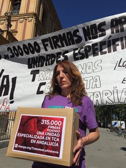 Patricia Cervera, la madre granadina de una joven con anorexia, entrega en el Palacio de San Telmo 315.000 firmas pidiendo la creación de unidades especializadas en trastornos alimentarios en una imagen de archivo