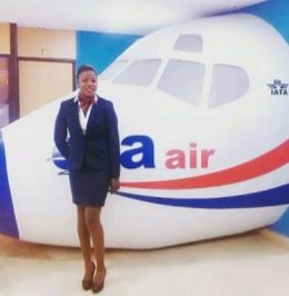 Olivia, una niña huérfana de Malawi que llegó a España cuando tenía catorce años, tabaja de azafata gracias a la Fundación Soñar Despierto