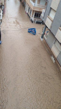 Lluvia, calzada inundada en Los Alcázares