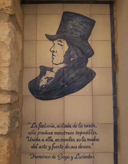 Cerámica de Muel con un retrato de Francisco de Goya que se puede ver en una de las calles de su localidad natal, Fuendetodos (Zaragoza).