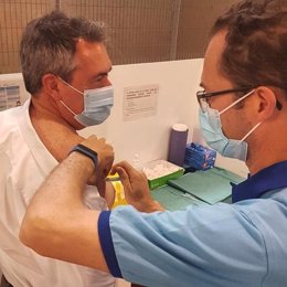 El alcalde de Sevilla recibe la vacuna contra el coronavirus