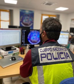 Un agente de la Policía Nacional