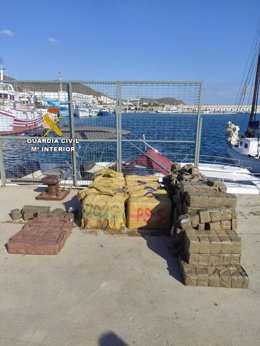 Incautación de hachís hallado en el doble fondo de una embarcación de recreo en Carboneras (Almería).