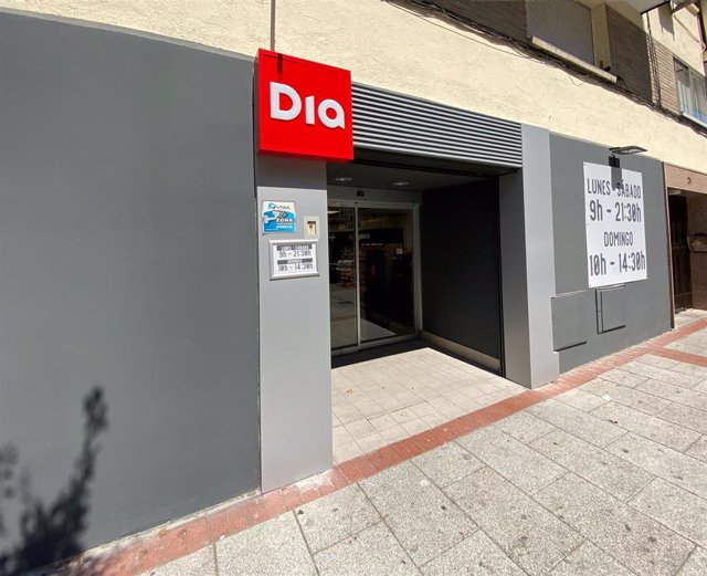 Archivo - La entrada de un supermercado Dia