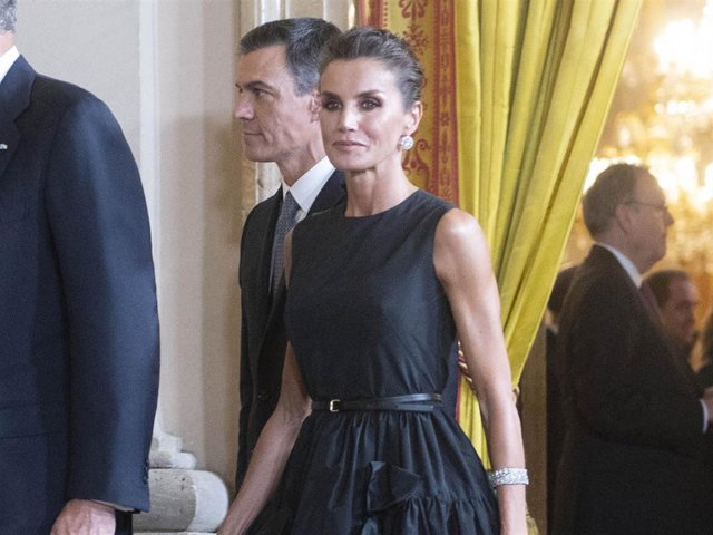 El presidente del Gobierno, Pedro Sánchez, y la reina Letizia a su llegada a la cena de Gala Real para los participantes de la Cumbre de la OTAN, en el Palacio Real, a 28 de junio de 2022, en Madrid (España)
