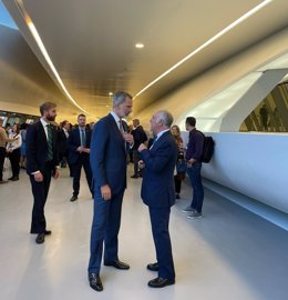 El rey Felipe VI visita el puente de Zaha Hadid, futura sede de Mobility City, que abrirá sus puertas en 2023