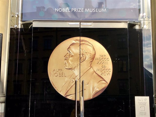 Archivo - Medala con la imagen de Alfred Nobel ante el museo del Nobel en Estocolmo