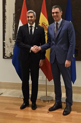 El presidente del Gobierno español, Pedro Sánchez y el presidente de Paraguay, Mario Abdo.
