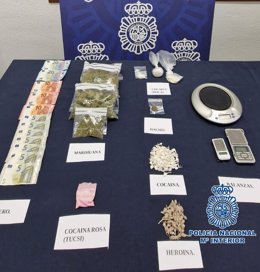 En el punto de venta desarticulado la Policía Nacional encontró numerosas sustancias estupefacientes.