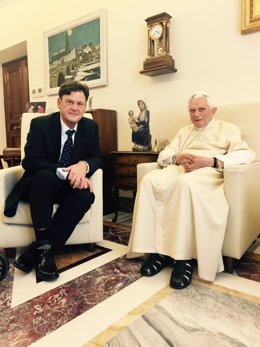 Foto cedida por el periodista, escritor y biógrafo del Papa Benedicto XVI, Peter Seewald, durante uno de sus encuentros