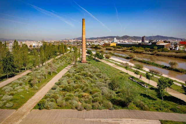Archivo - El eje del Llobregat, a lado y lado del río Llobregat a su paso por el Prat de Llobregat (Barcelona).