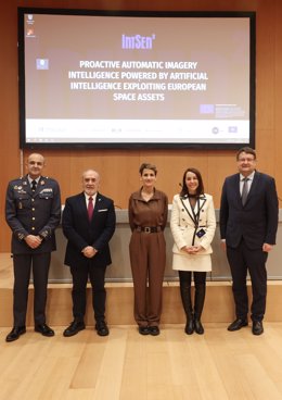 La presidenta, María Chivite, junto al consejero Juan Cruz Cigudosa y el resto de participantes en la presentación del proyecto Intsen2