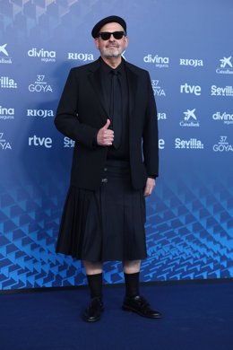 El director y guionista Alfonso Albacete posa en la alfombra roja previa a la gala de la 37 edición de los Premios Goya, en el Palacio de Congresos y Exposiciones FIBES, a 11 de febrero de 2023, en Sevilla, Andalucía (España).