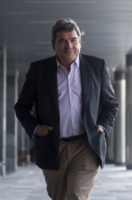 El ministro de Inclusión, Seguridad Social y Migraciones, José Luis Escrivá, a su llegada a una rueda de prensa para presentar los datos de la acogida a las personas desplazadas por la guerra de Ucrania, en el Centro de Recepción, Atención y Derivación (C