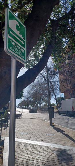 Una de la señales indicativas instaladas por el Ayuntamiento de Huelva para orientar a la población a un punto de encuentro ante una posible alerta de tsunami.