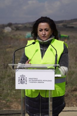 La presidenta de La Rioja, Concha Andreu, interviene durante su visita a las obras de remodelación del nudo de Lodosa en la autopista AP-68, a 17 de marzo de 2023,