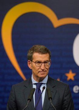 El líder del PP, Alberto Núñez Feijóo, comparece ante los medios tras la reunión del Partido Popular Europeo (PPE) en Bruselas.