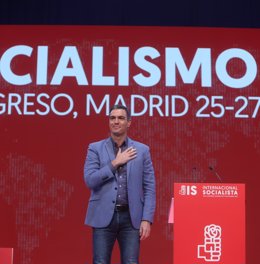 Archivo - El presidente del Gobierno, Pedro Sánchez, saluda tras su proclamación como presidente de la Internacional Socialista 
